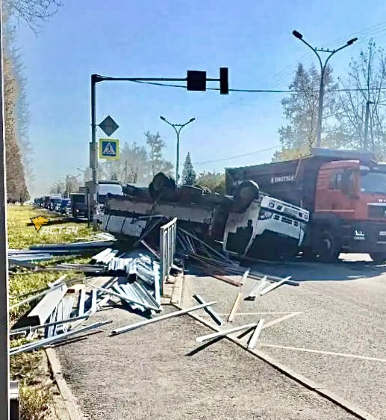 🚛💥 Бортовой грузовик перевернулся сегодня днём на Старом шоссе у переулка Дементьева