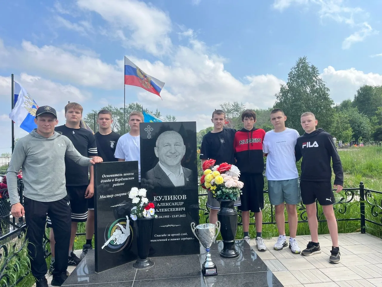 Сегодня навестили нашего старшего тренера. Привезли на могилку то, что он любил больше всего — коман