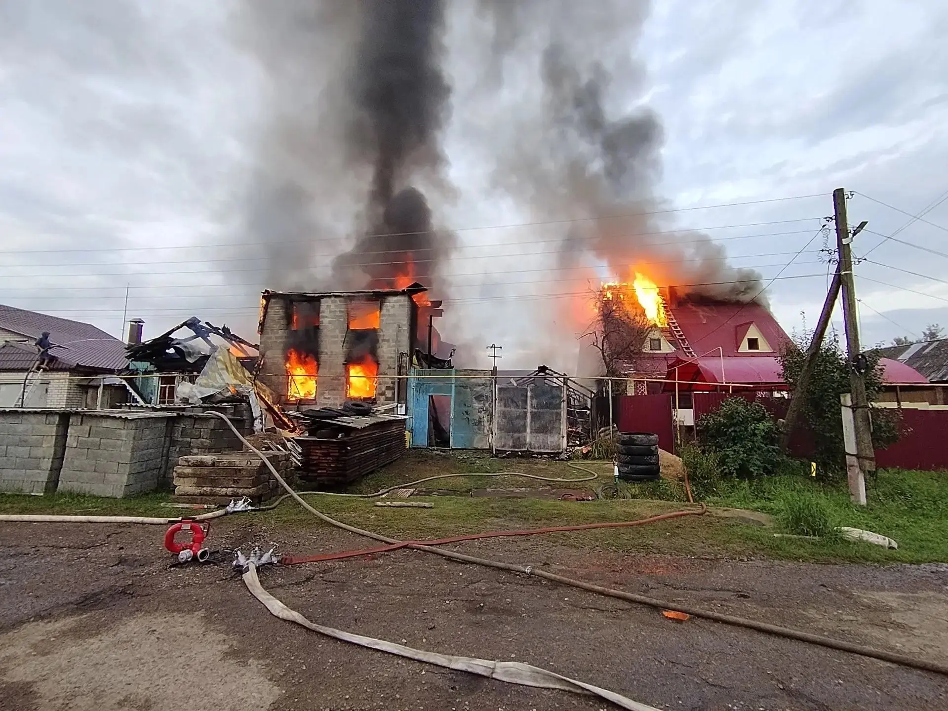 🚒Серьезное возгорание в д. Полевая Волжского муниципального округа.