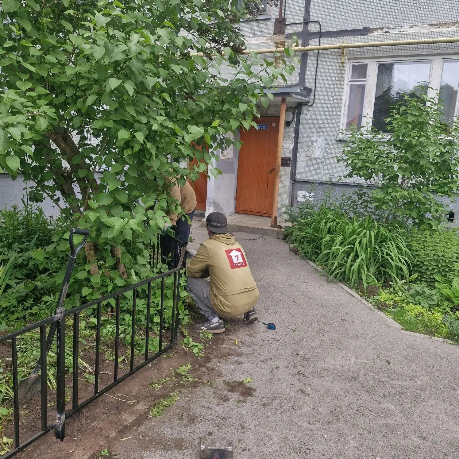 Горького 74. Установка  газонного ограждения