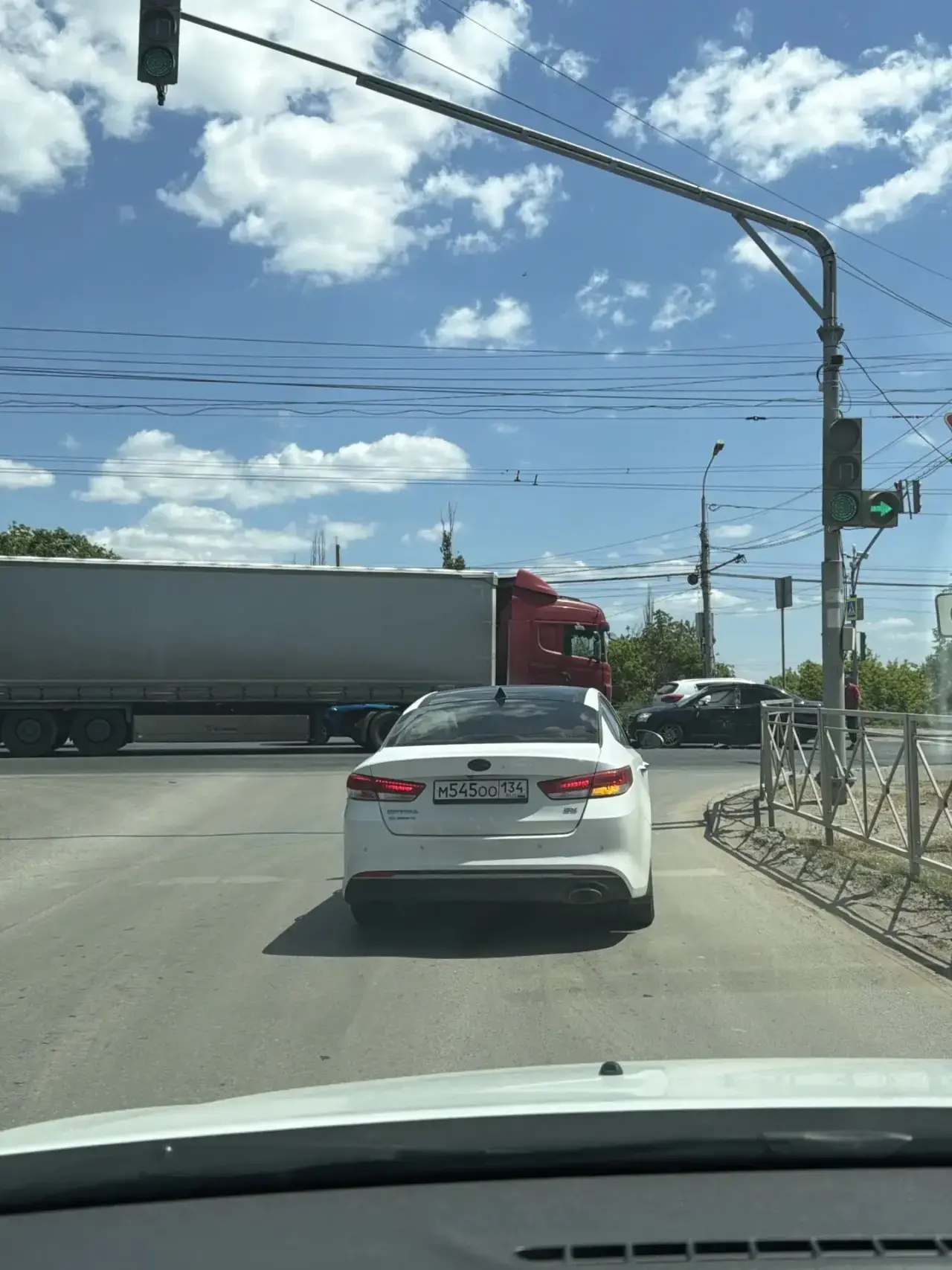 От подписчиков: «На горной поляне авария,перекрыли перекресток,объезжайте по Санаторной»