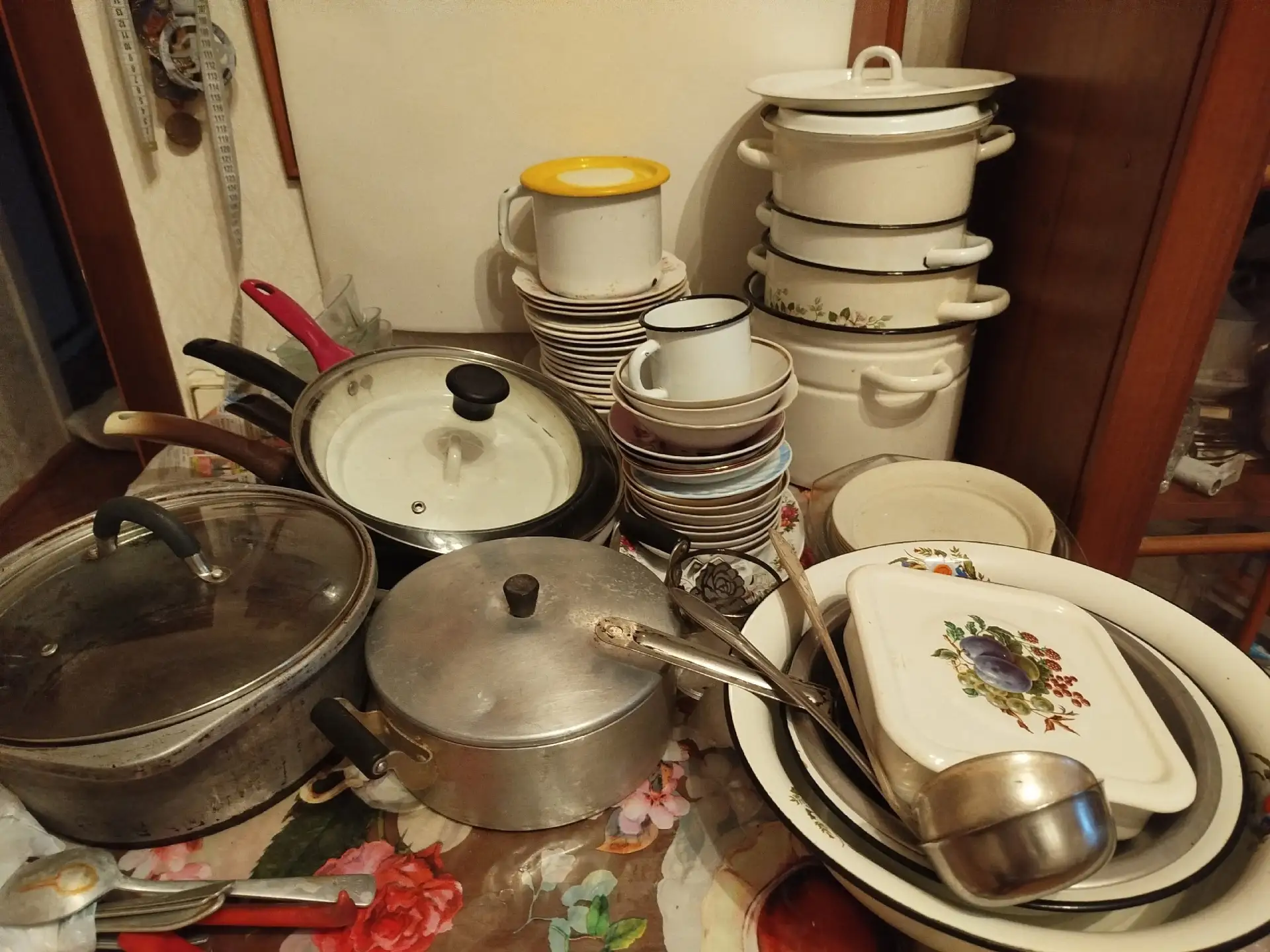 Отдам кастрюли и сковороды за чай Гринфилд или за вкусняшки каждую посуду, пишите в лич...