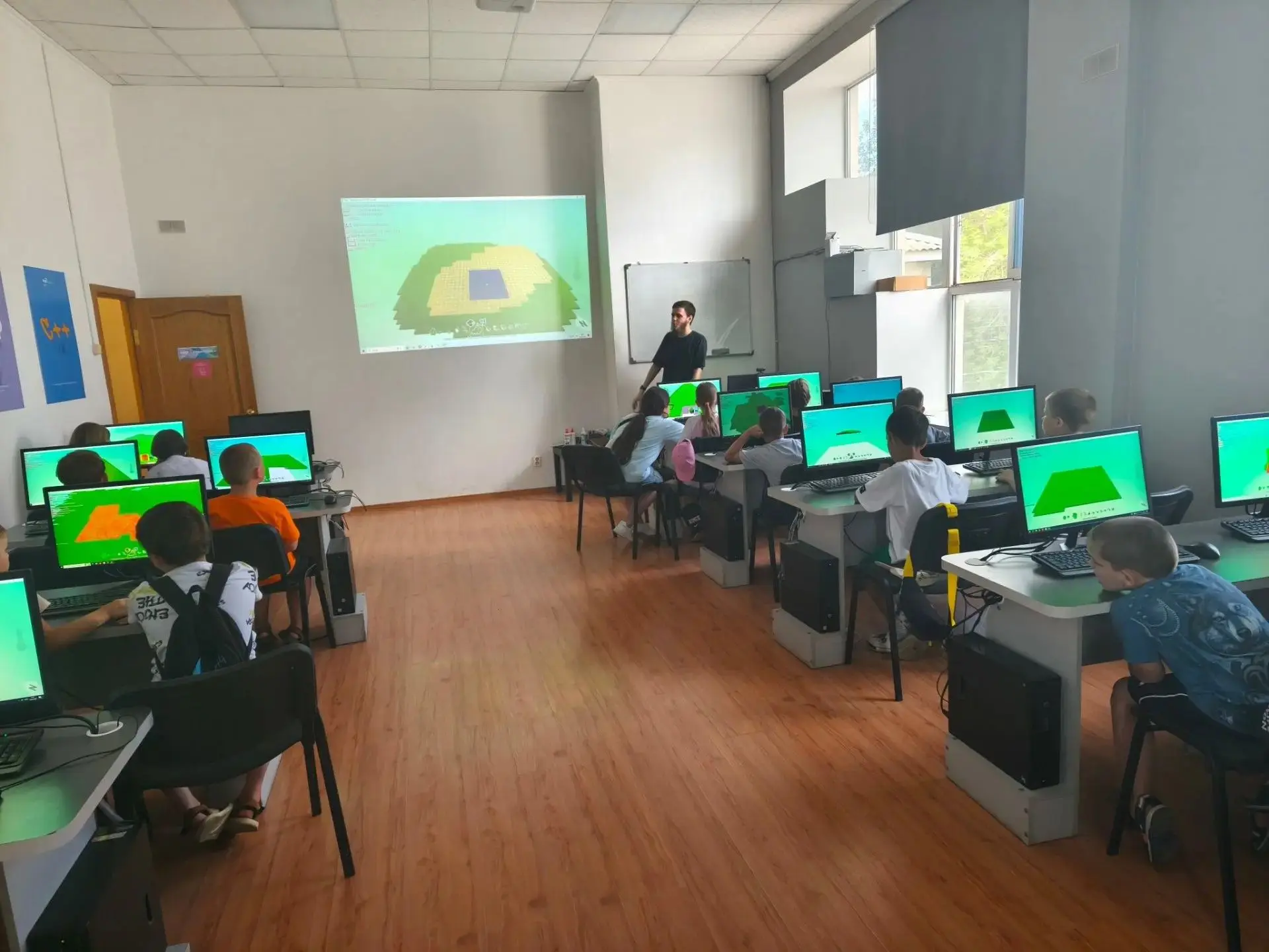 Воспитанники пришкольного лагеря "Знайка" открыли двери компьютерной академии TOP!
Сегодня воспитанн