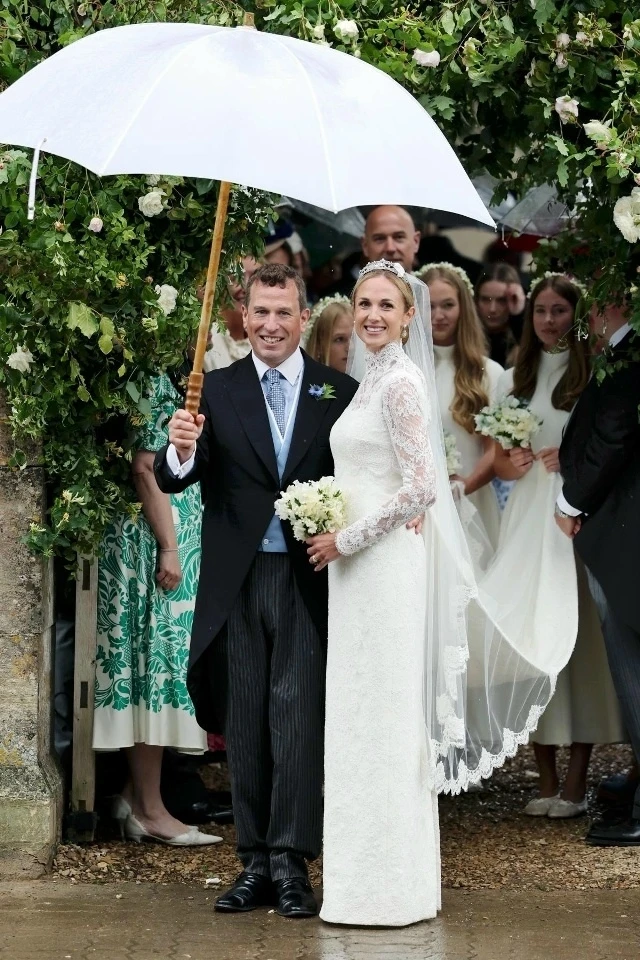 Старший внук Елизаветы II женился на медсестре 👰 
 
48-летний Питер Филлипс, сын принцессы Анны, оф