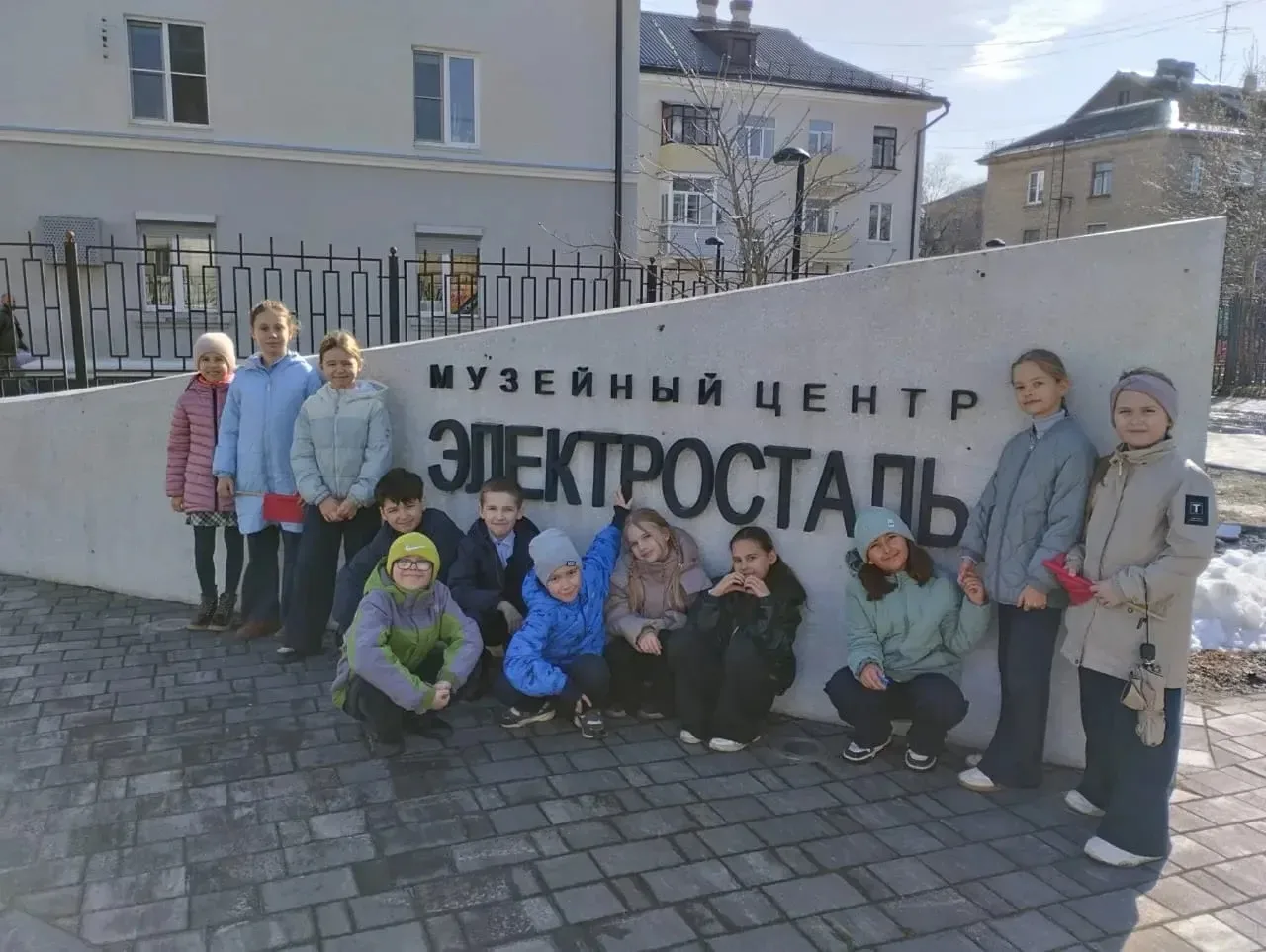 3 Арт класс (кл. рук-тель Кузьменкова Е.В.) побывал на выставке авторской керамики Светланы Жуковой 