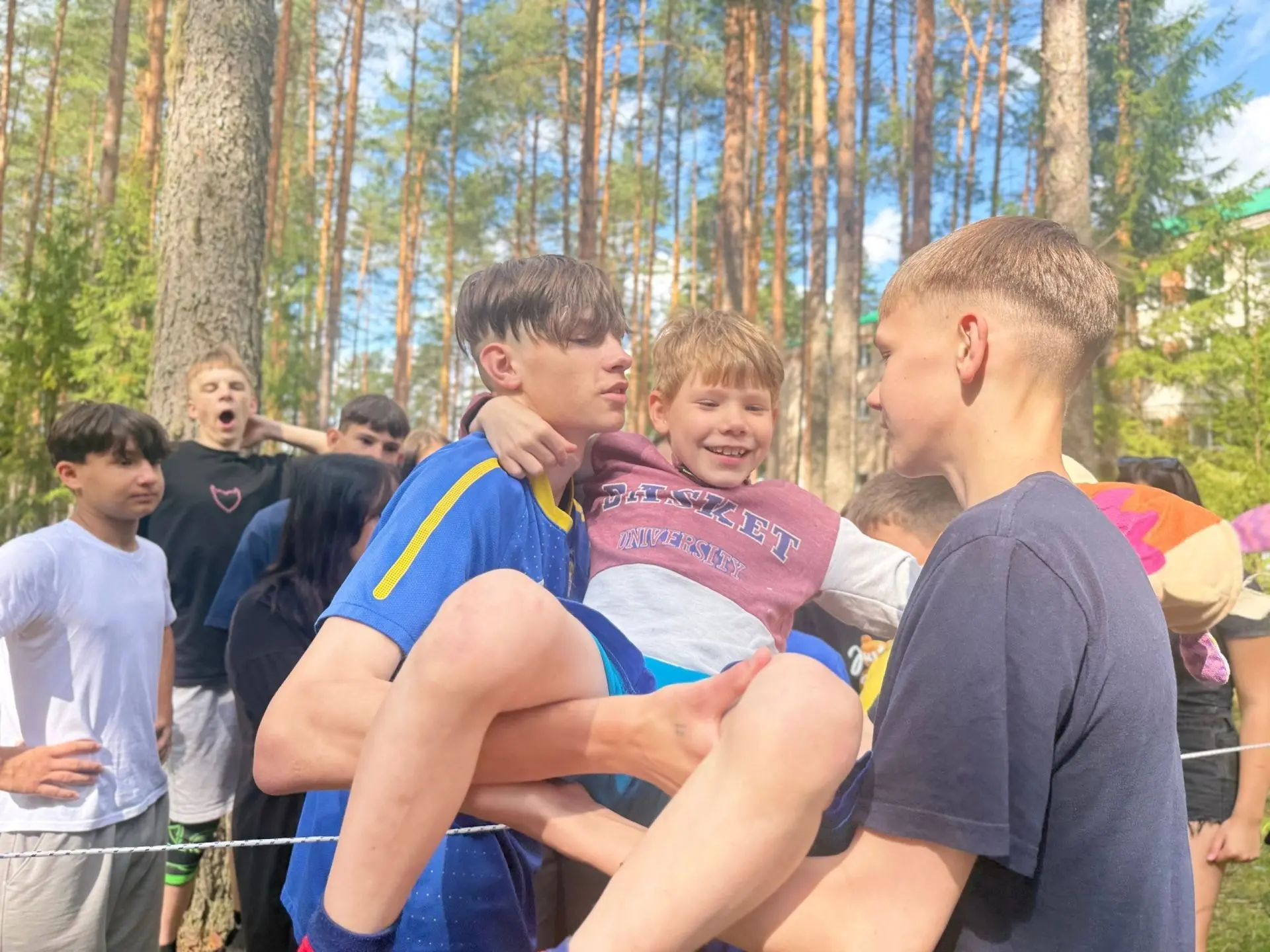 Третий день в лагере начался с увлекательной игры «Веревочный курс». Победы в этой игре...