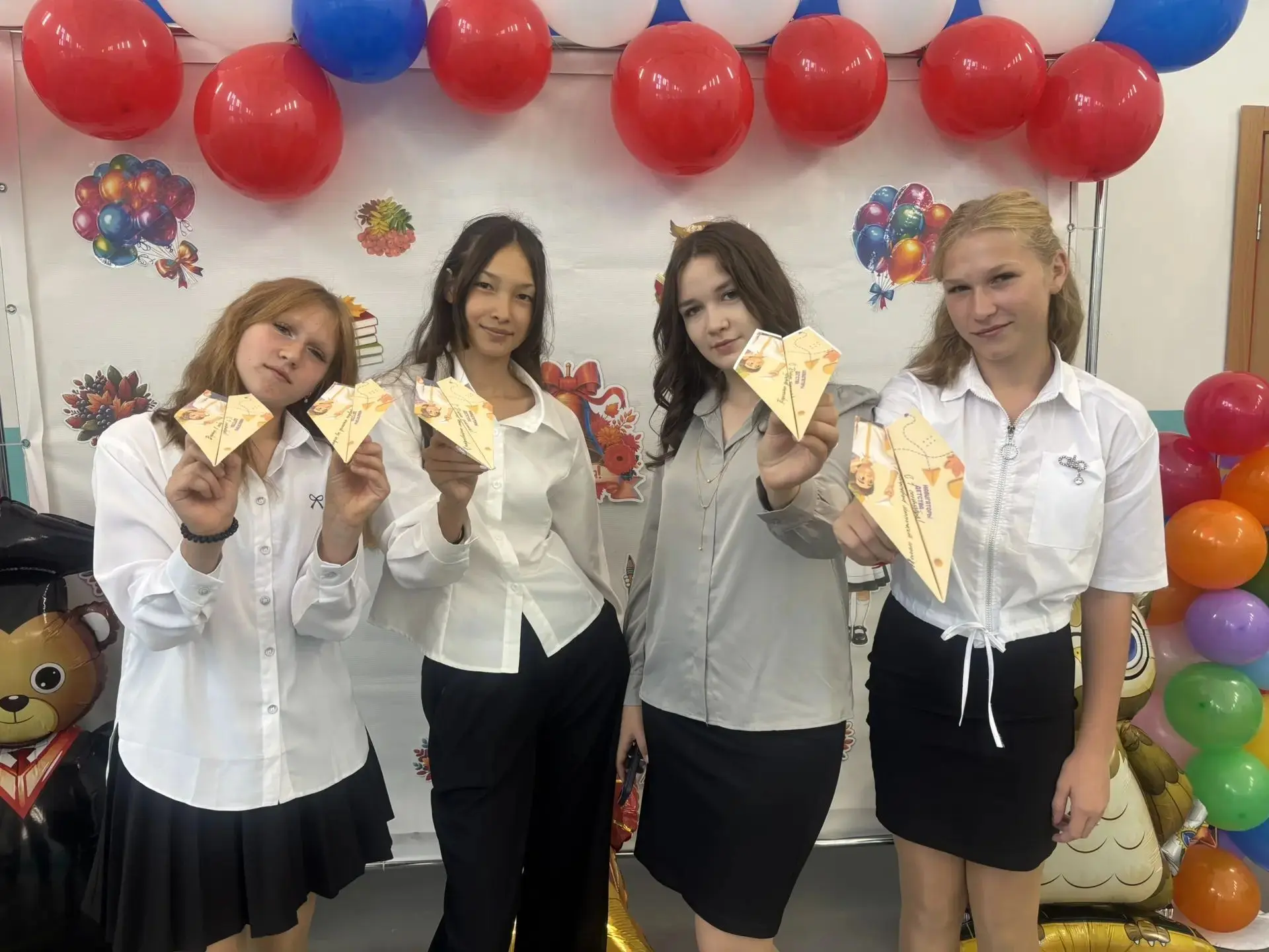 🎉 С Днём знаний, дорогие друзья! 🎉