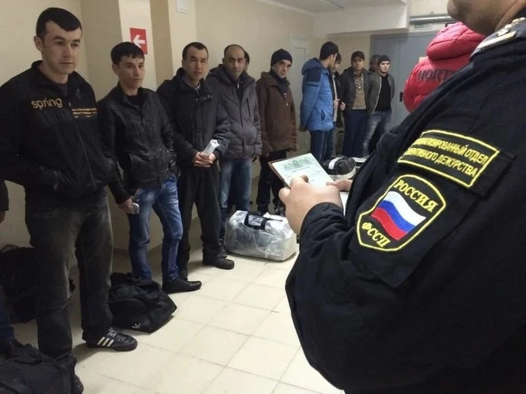 Более 200 иностранцев выдворили из Кемеровской области за нарушение правил въезда и про...