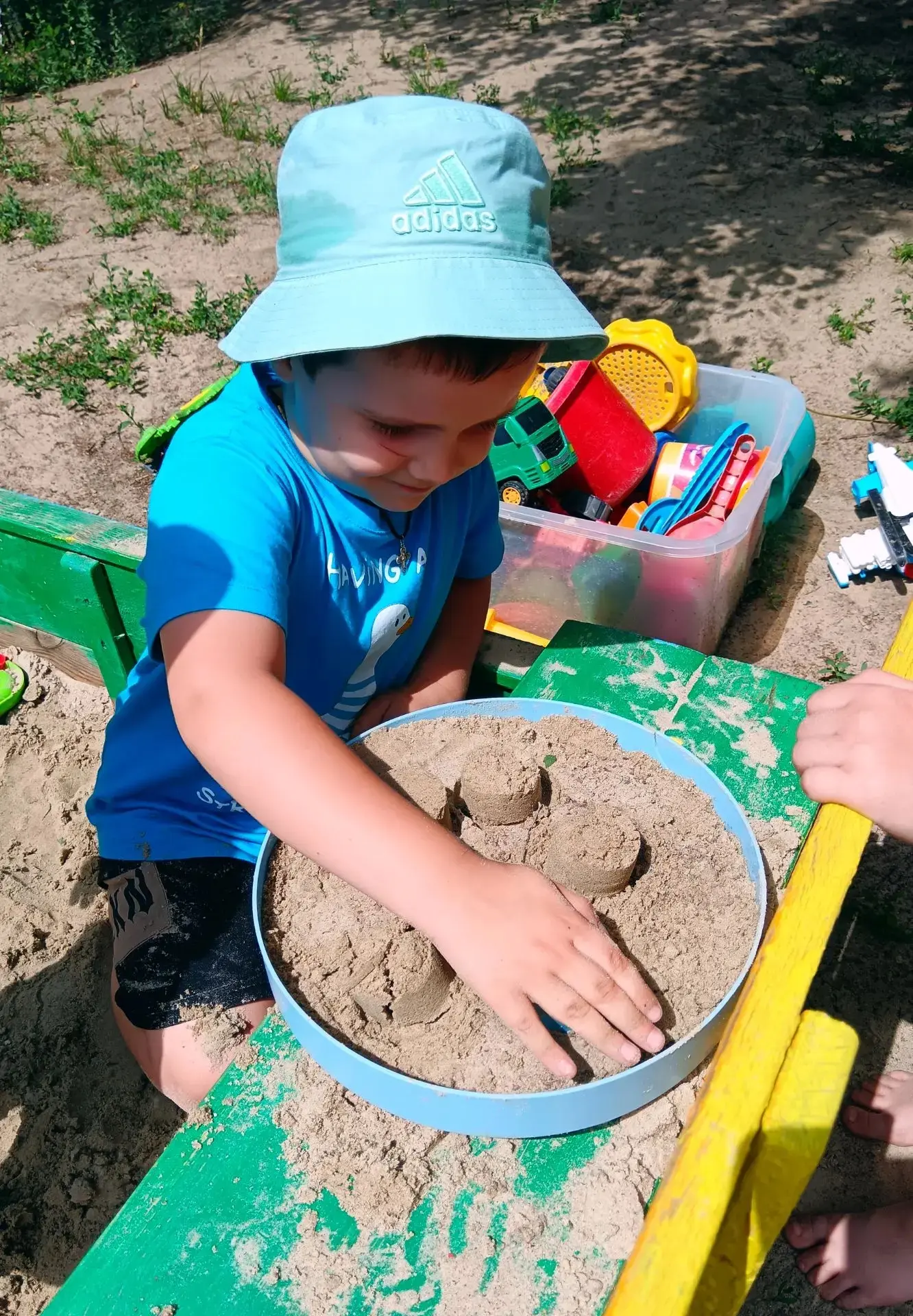 Вот это да! 🏖️🎉

Сегодня песок в руках наших ребят превратился в настоящие замки и волшебные фигур