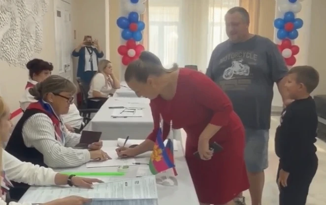 Алеся Борисовна Духнай проголосовала на выборах в Госдуму вместе с семьёй