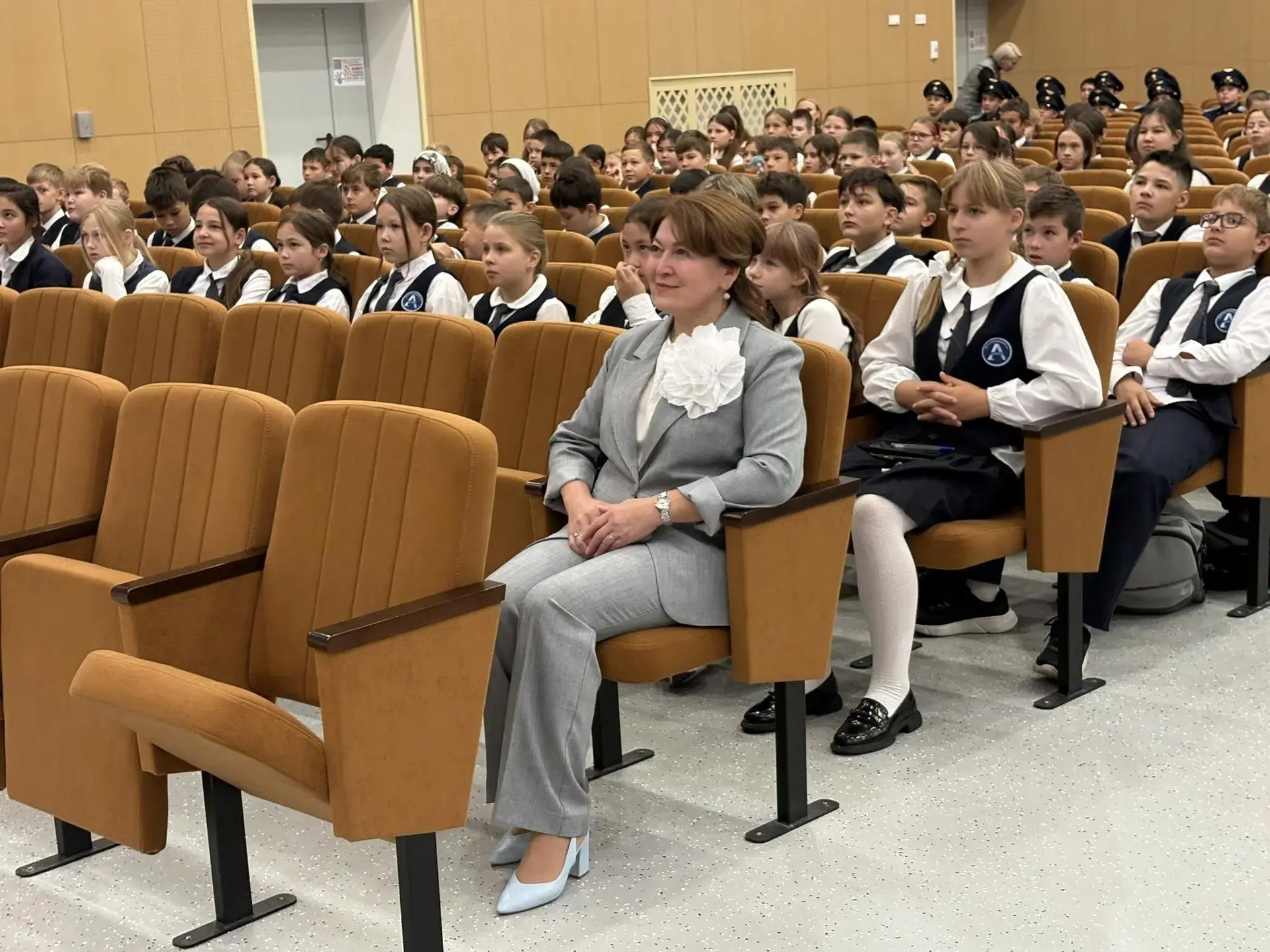 💫В Центре образования № 164 прошла торжественная линейка, посвящённая Дню учителя!