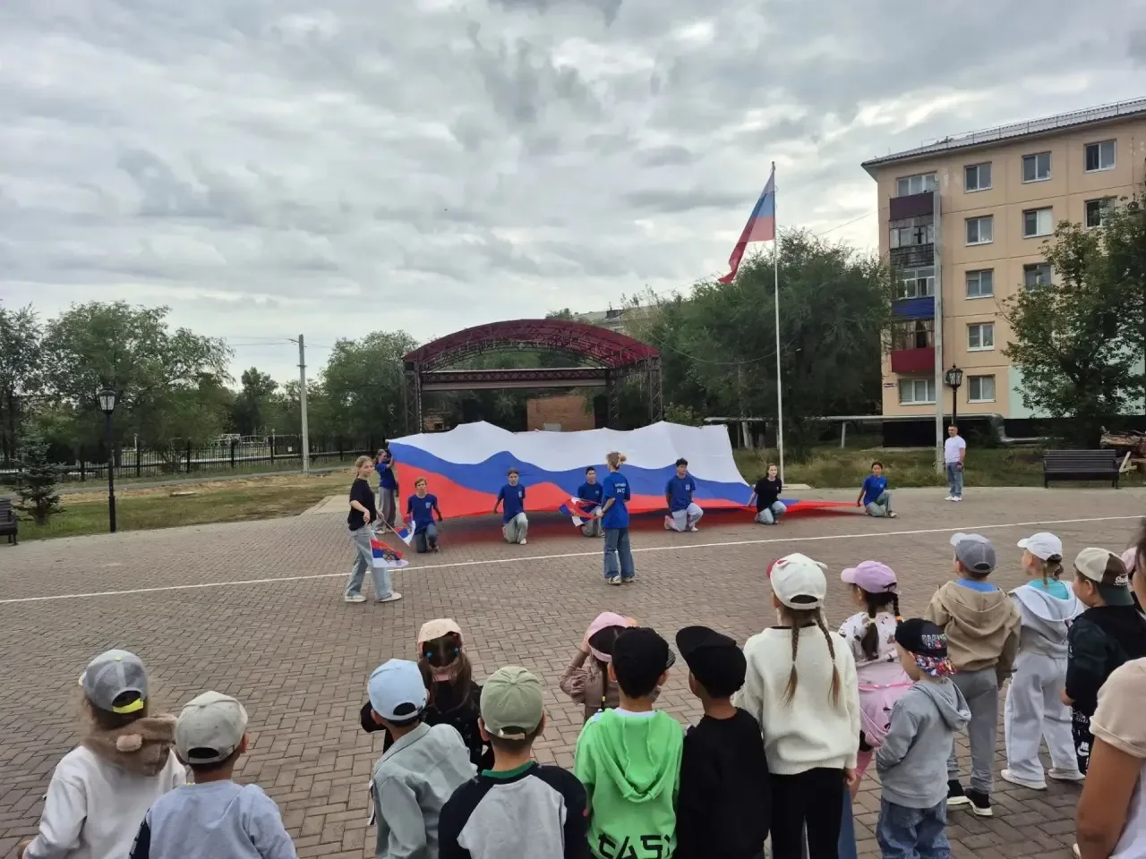 🇷🇺В ЗАТО Комаровский развернули 6-метровый стяг в честь Дня флага России