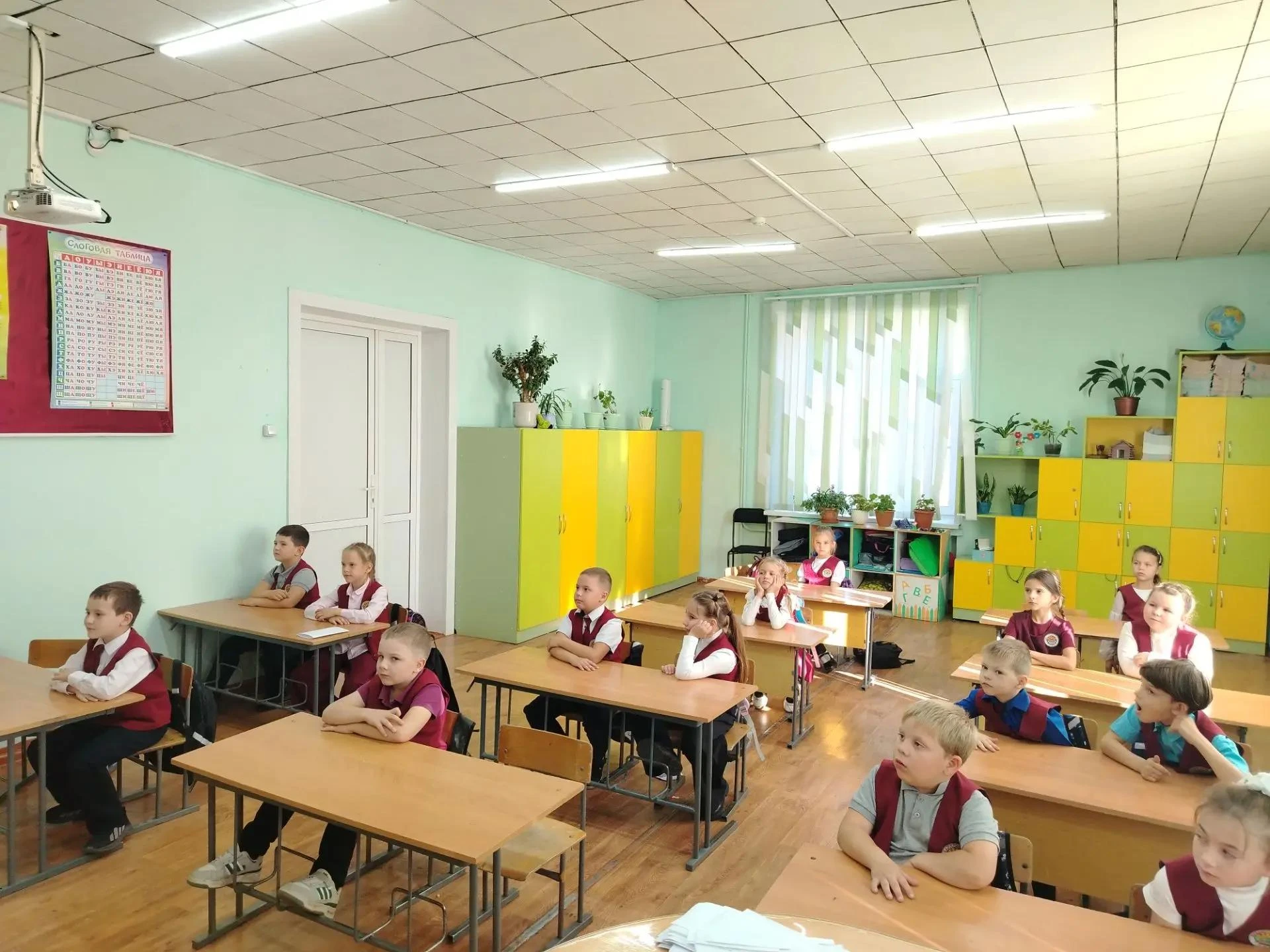 Накануне Международного дня пожилых людей ученики первого класса нашей школы приняли уч...
