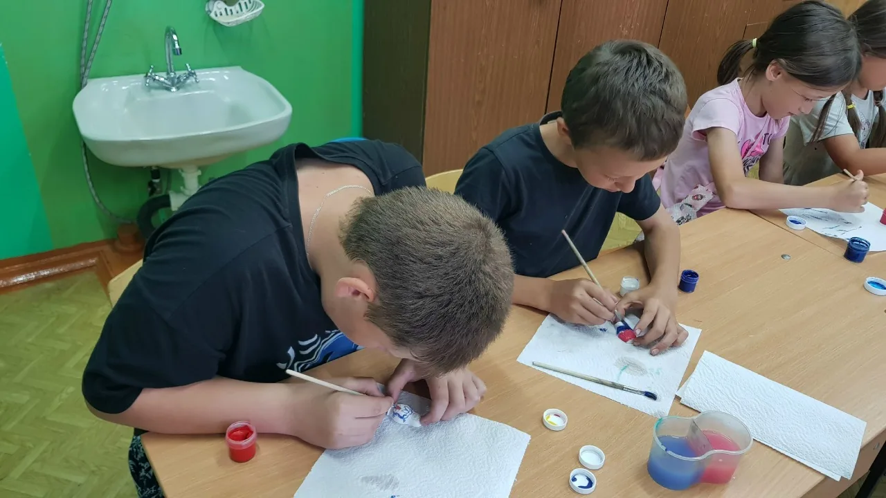 Краеведческий музей Самусьского ДК провел выездной мастер-класс «Символы России» для воспитанников л