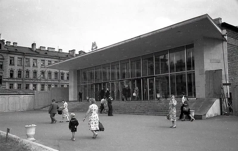 1963.Наземный вестибюль станции метро «Площадь Мира» («Сенная площадь»).