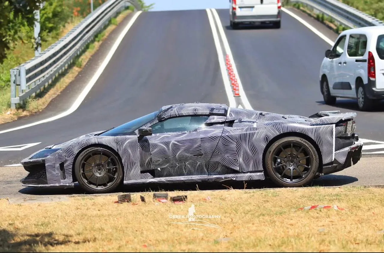 🔥🔥🔥🔥🔥 Ferrari готовит открытую версию гиперкара F80 – прототип впервые заметили на тестах

По с