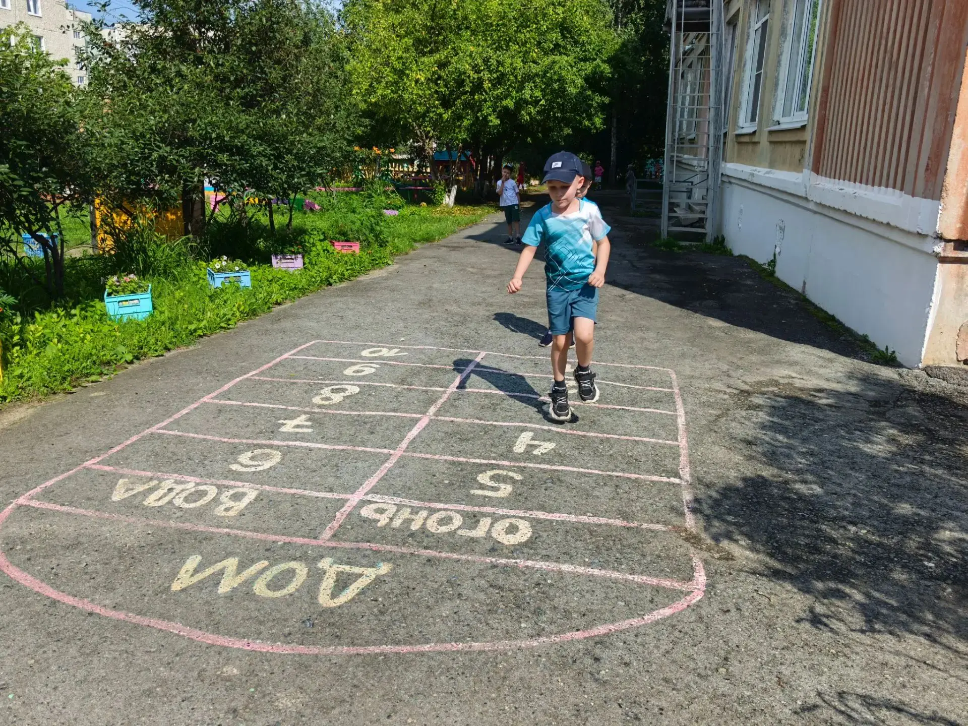 ☀️Лето — время игр на улице! 

🤸Подвижные игры — отличный способ для детей не только выплеснуть эне