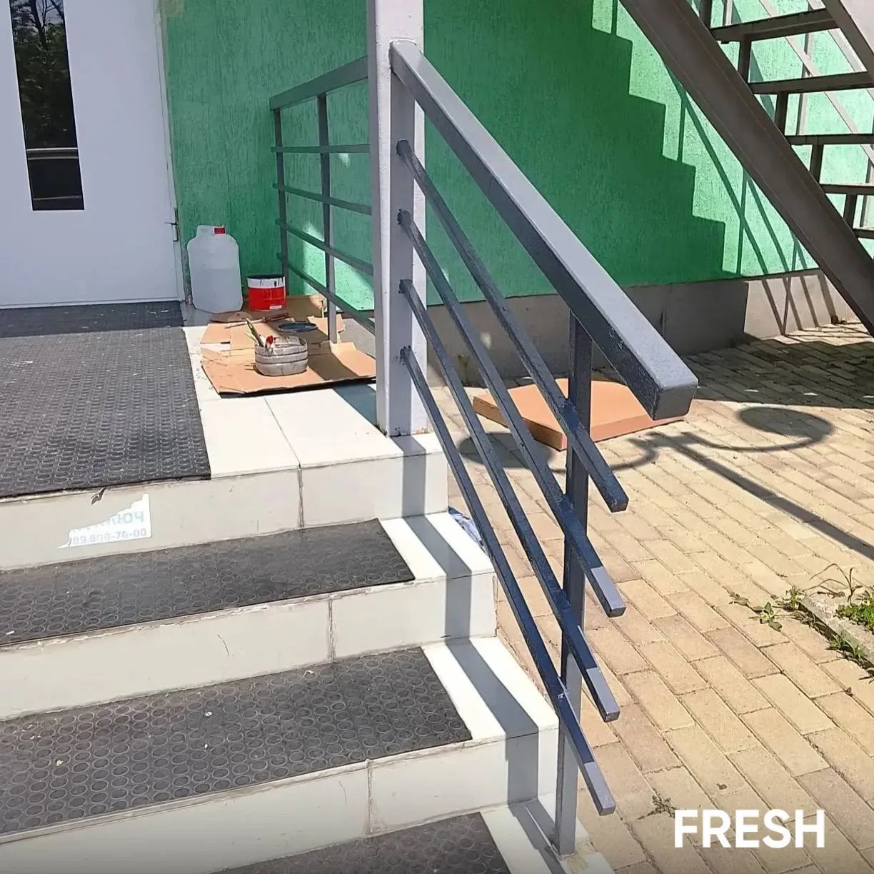 На территории жилого комплекса Fresh провели работы по покраске перил на входе в корпус 1.

Перила я