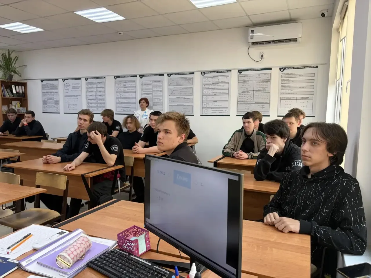 🤔 Кризис: шаг в негатив или точка роста? 🚀 Сегодня служба социально-психологической помощи нашего те
