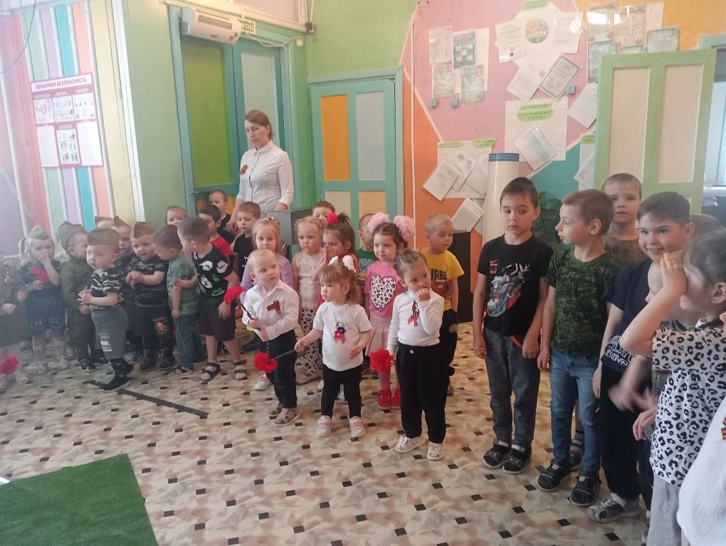 🌺 Память о героях жива: воспитанники «Золотинки» почтили память погибших в Великой Оте...