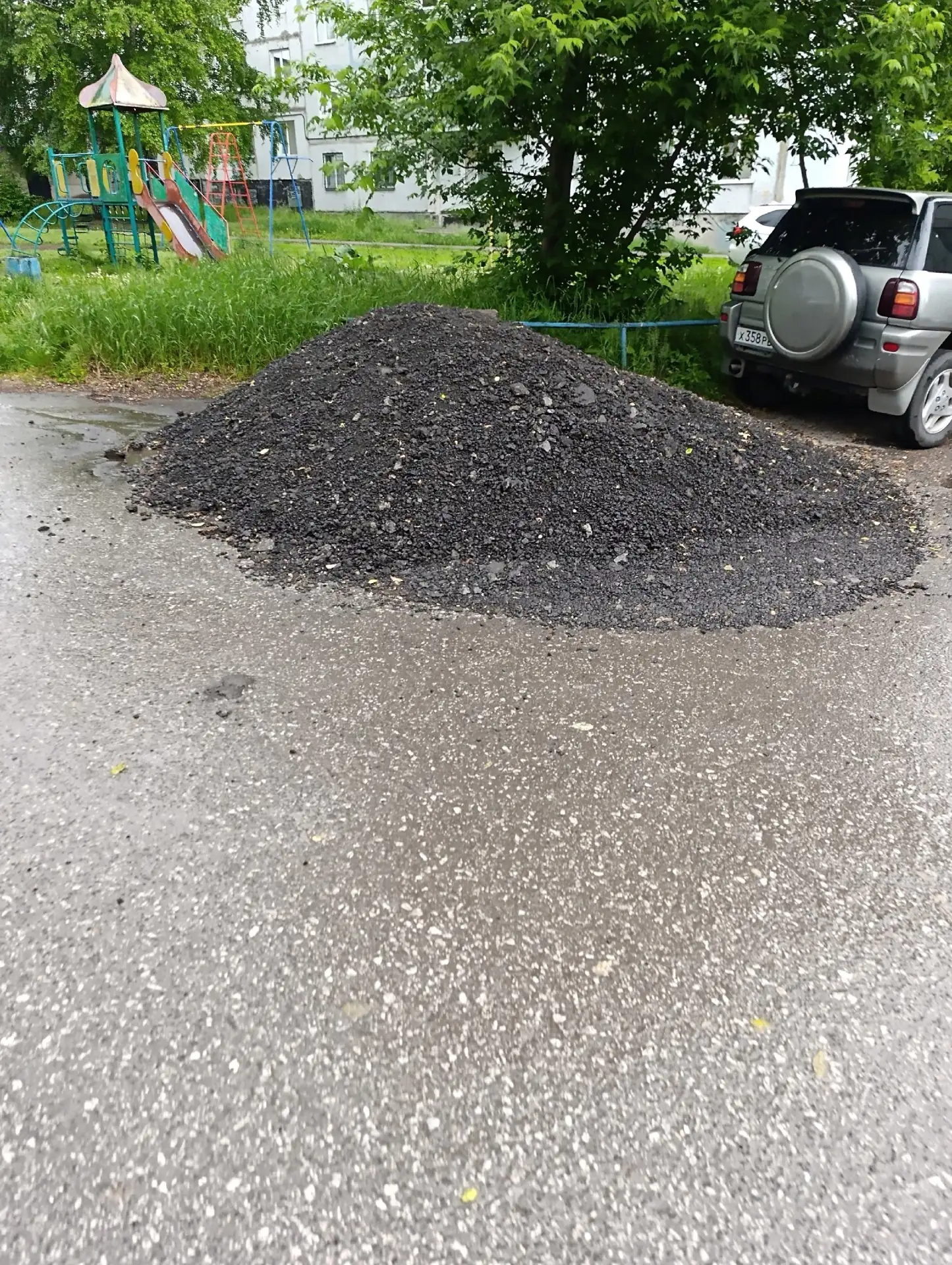 Здравствуйте! Спасибо что насыпали в нашем дворе кучу крошки асфальта, спасибо что 15.06.26 размести