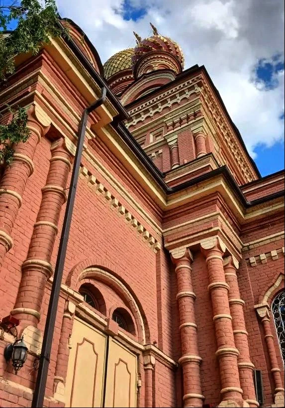Со всех сторон и по разному добр и красив храм Божий, где ежедневно приносится Бескровная Жертва о г