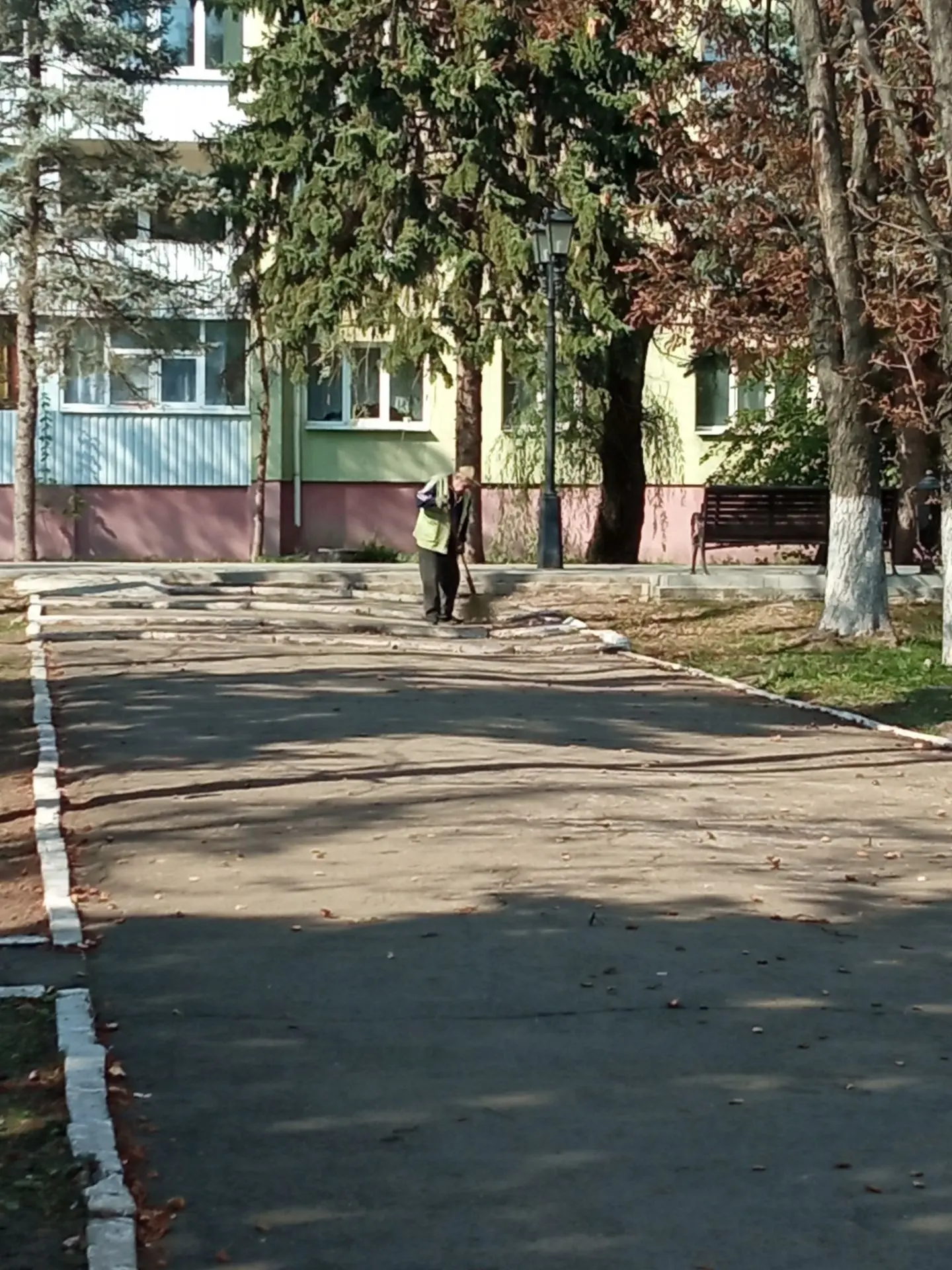 Подметание дорожек и чистка газонов от листвы скв.Шевченко и скв.Ленина