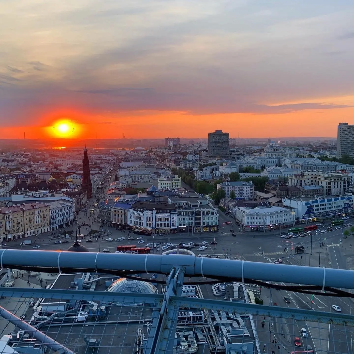 🌇 Казань сверху: закат над Баумана