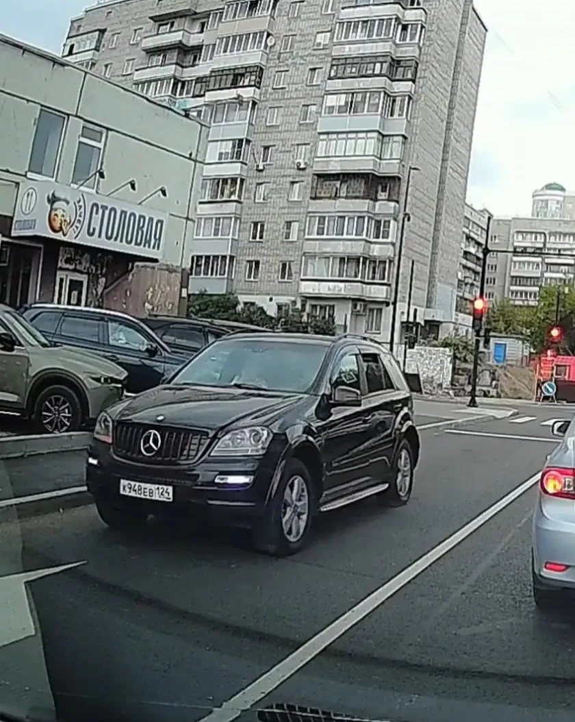 Предположим знака он не заметил, но стрелку то на полосе не заметить сложно.