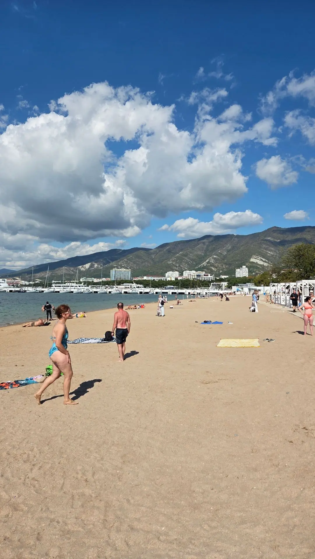 Геленджик сейчас: люди отдыхают, загорают и купаются. 🏖