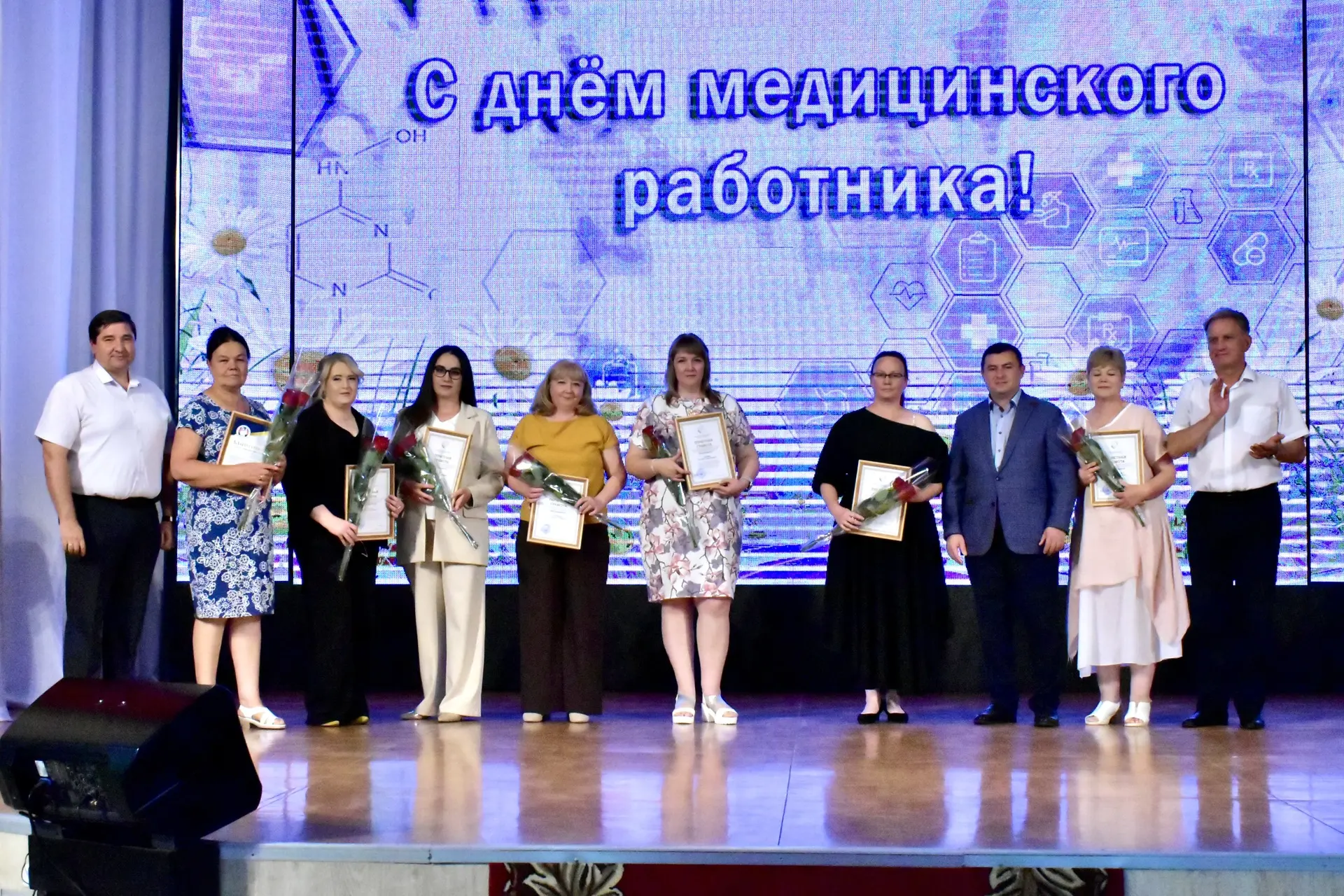 🩺  Медицинских работников Мостовского района чествовали в преддверии профессионального праздника

С
