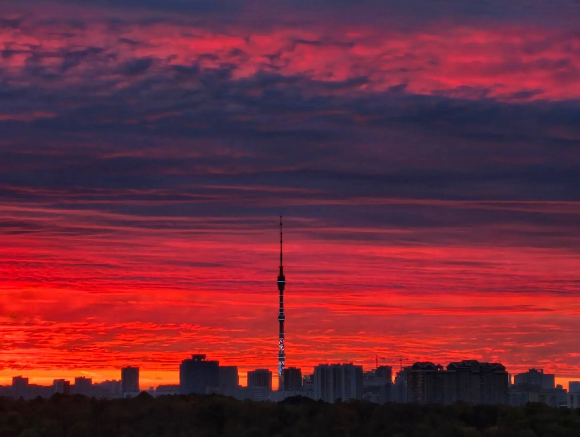 🌅 Сегодняшний огненный рассвет над Москвой.