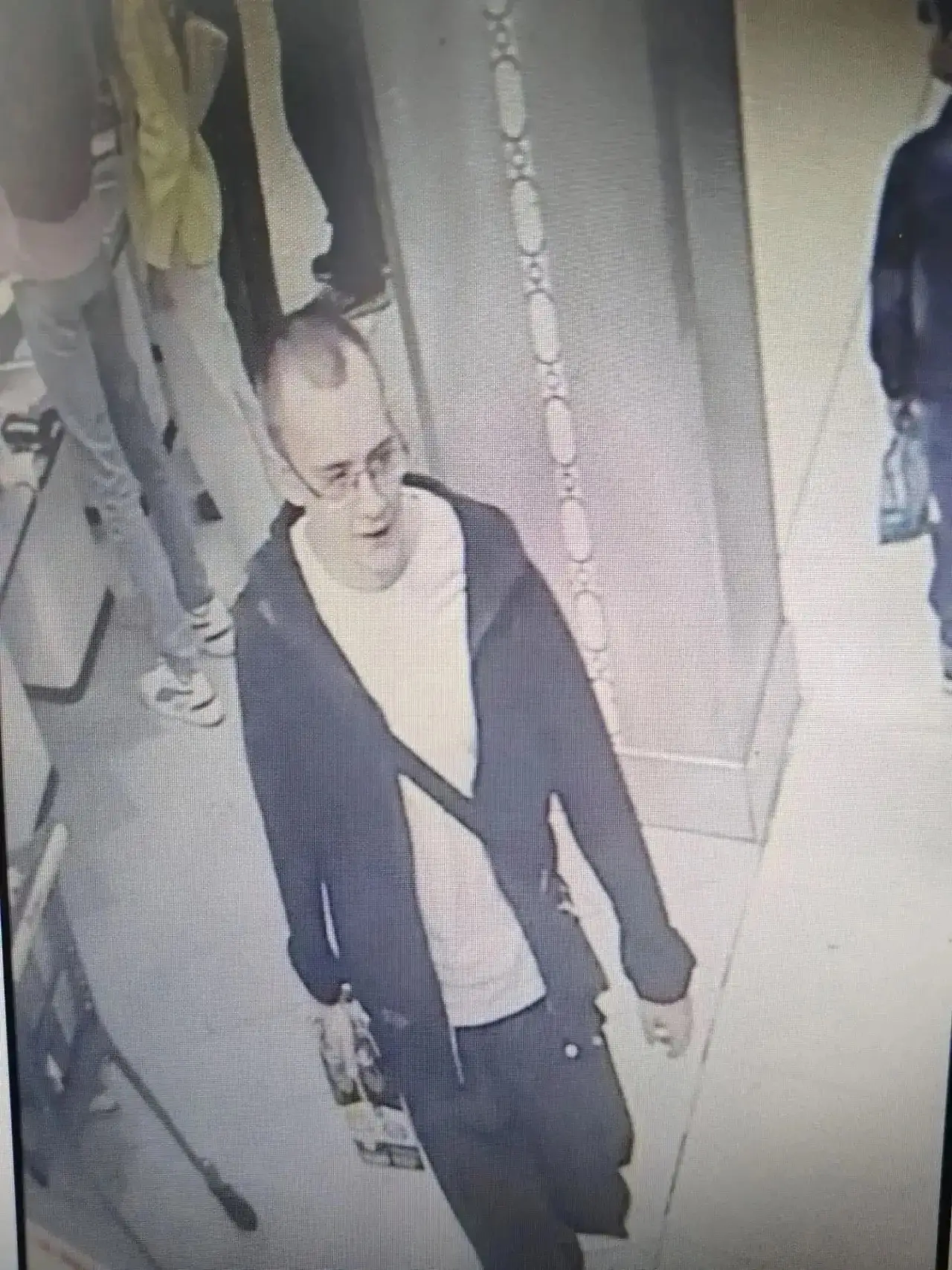 Двух парней разыскивают за кражу денег с чужой банковской карты.