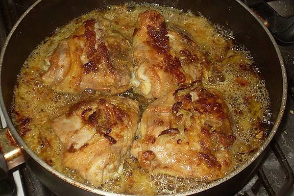 КУРОЧКА ПО-ОСОБОМУ
 
Ингредиенты: 
Курица (или ее части) — 1 кг 
Лук репчатый — 3 шт 
Пиво светлое —