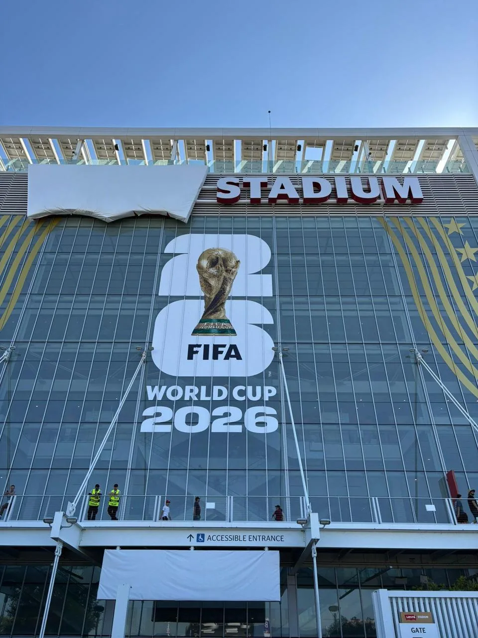 Как превратить неприятность в кейс

Во время матчей Чемпионата мира FIFA запрещает использовать спон