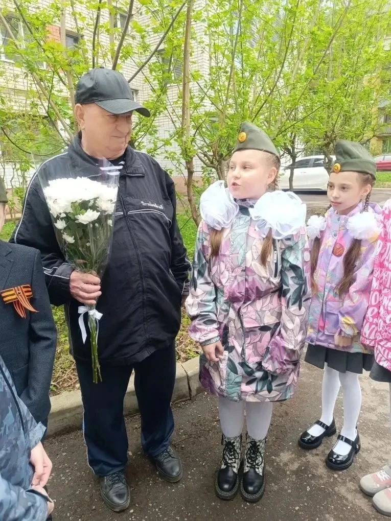🎖️Ученики 3 «В» класса вместе с родителями поздравили с наступающим Днём Победы Александра Николаеви
