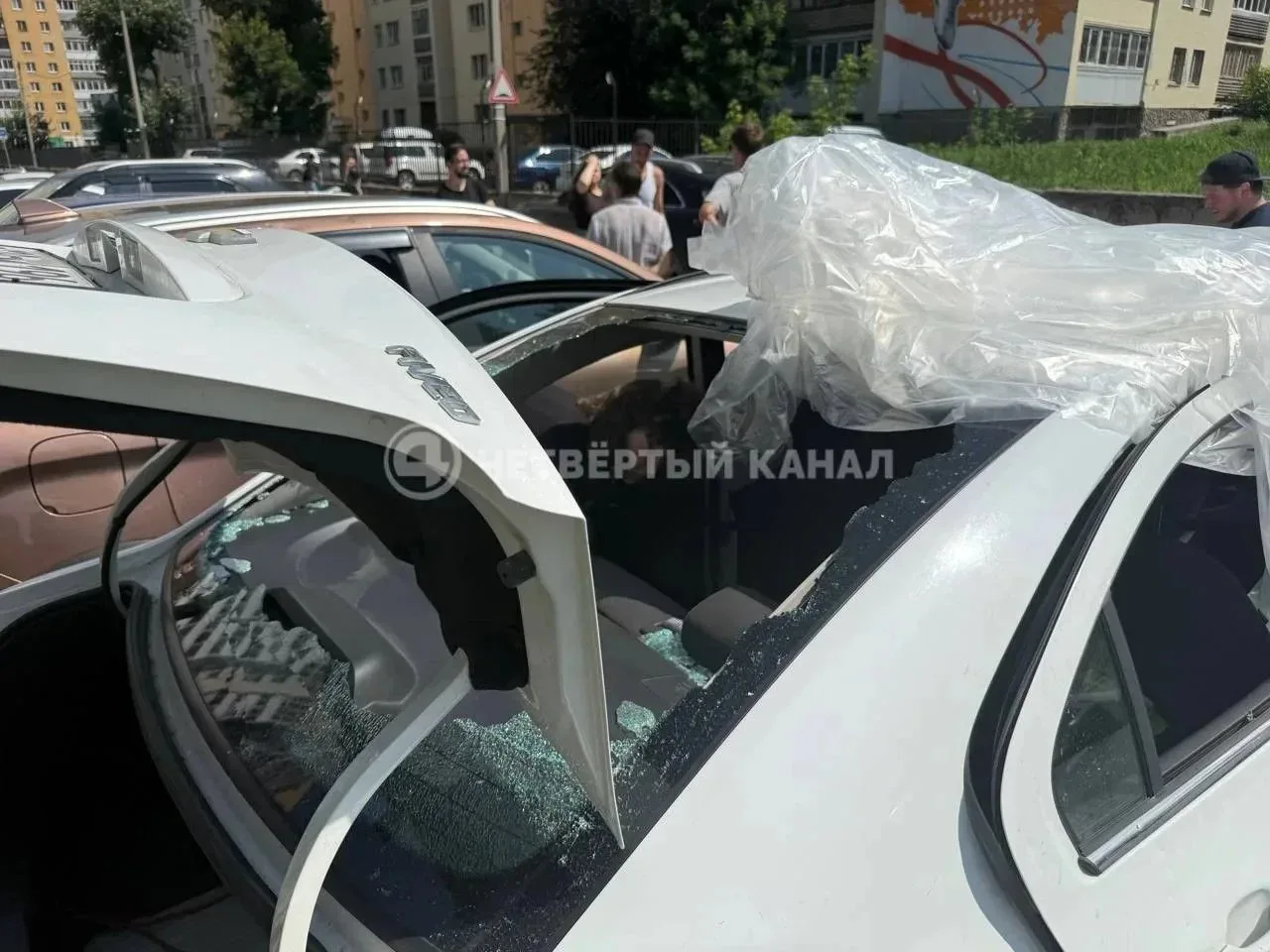 Из-за ночного прорыва трубы на Космонавтов пострадало 15 машин. У машин выбиты стёкла, ...