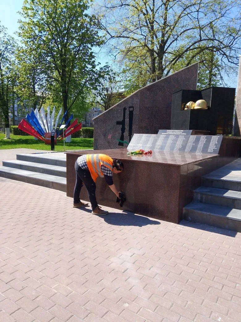 В преддверии Дня Победы проводится влажная уборка памятников ВОВ.