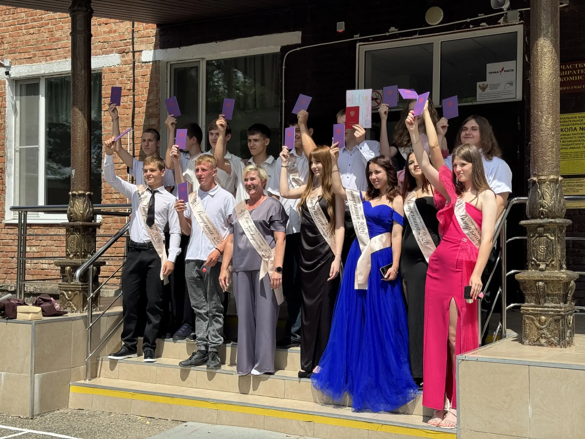 🎉 Сегодня в нашей школе прошёл выпускной! 🎉

Этот день был наполнен эмоциями — и радостью, и лёгко