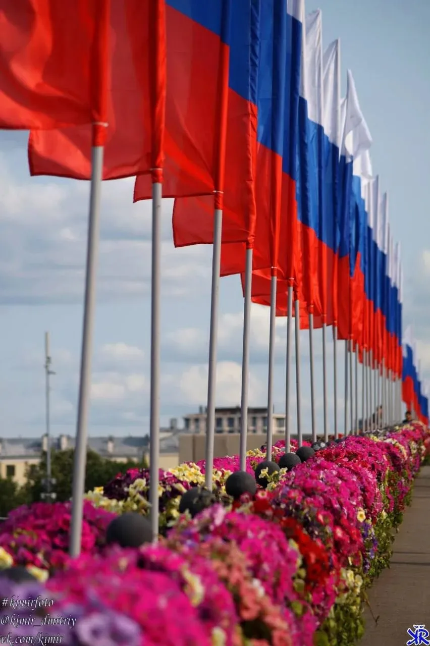 С Днём России! Пусть наша страна процветает, а в каждом доме царят мир, добро и благополучие.

Фото 