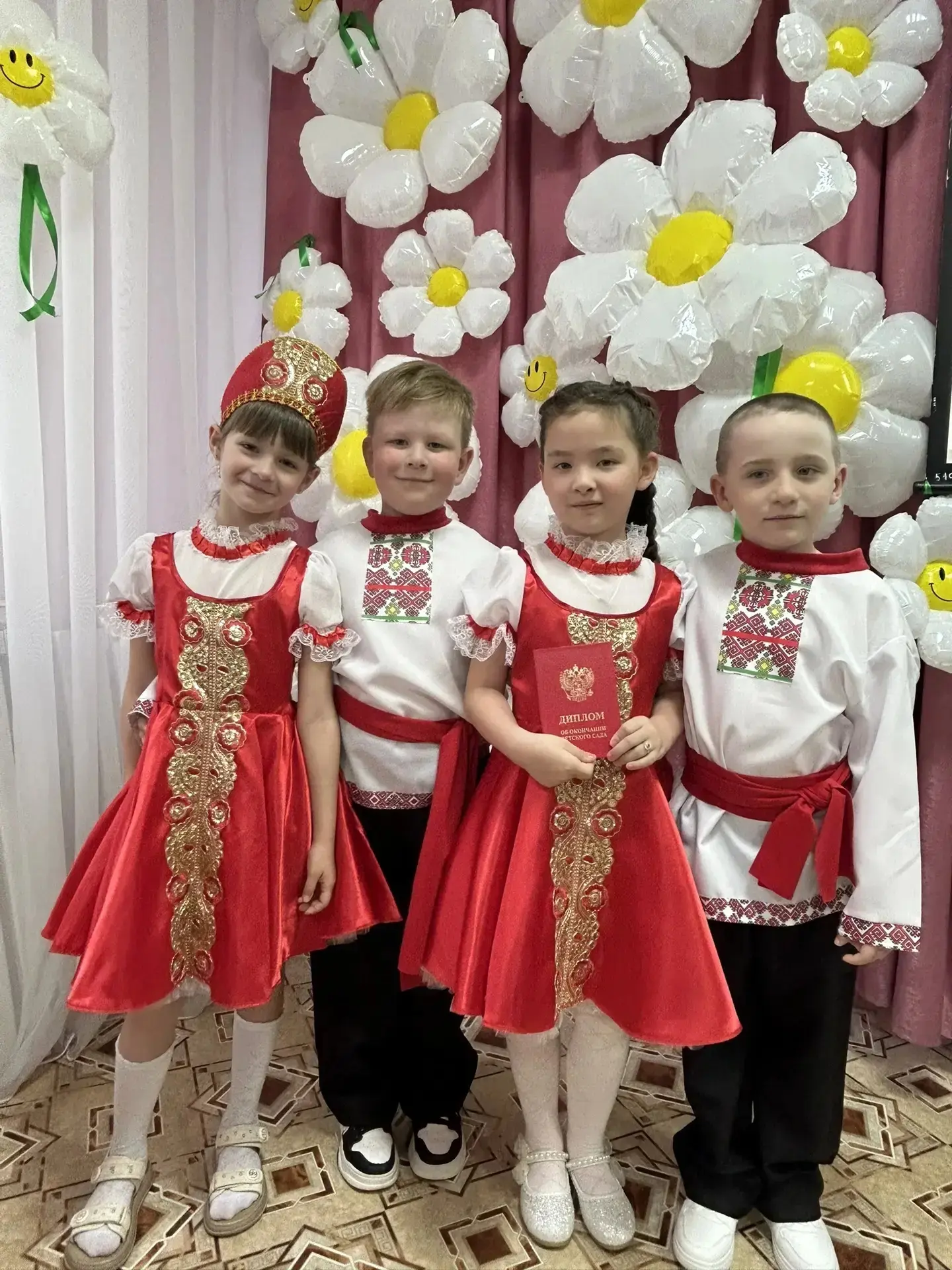 Весело, задорно и интересно прошёл выпускной бал в подготовительной группе "Незабудка",...