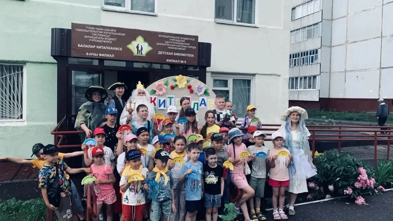 В десятый день работы пришкольного лагеря ребята посетили детскую библиотеку на Лесной и приняли уча
