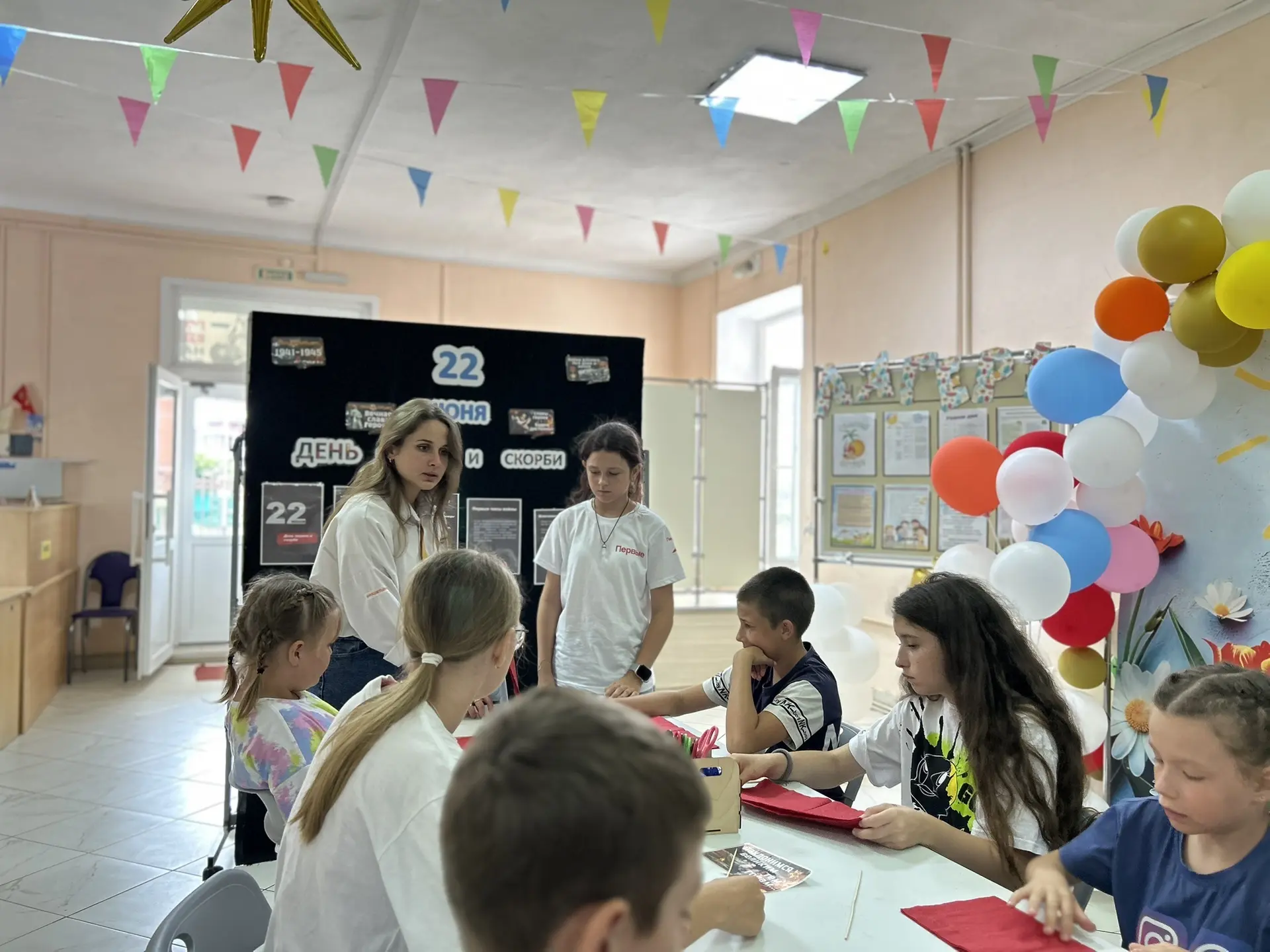 🌿 День памяти и скорби в лагере «Солнечный остров»: память, воплощённая в поделках 🌿В преддверии Д