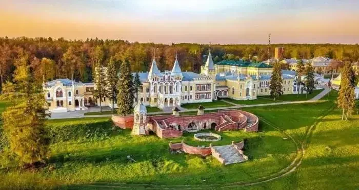 ПО ТУ СТОРОНУ ВОРОТ - ЗАМОК, КЕНТАВРЫ И «ЗОЛУШКА» - КИРИЦЫ ОТКРЫВАЮТСЯ ДЛЯ ЭКСКУРСИЙ