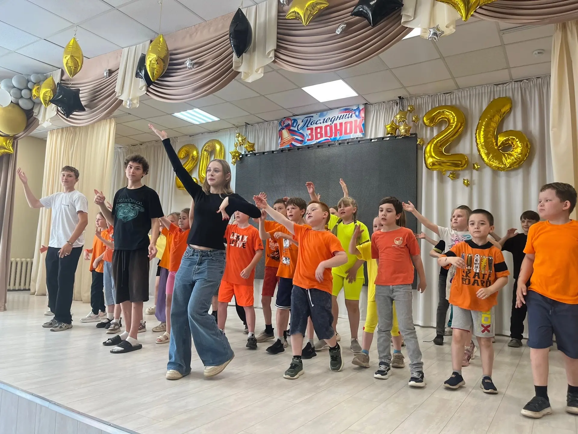 ☀️ Новости школьного лагеря: Жаркий день танцев и музыки!

Сегодня в нашем школьном лагере было по-н