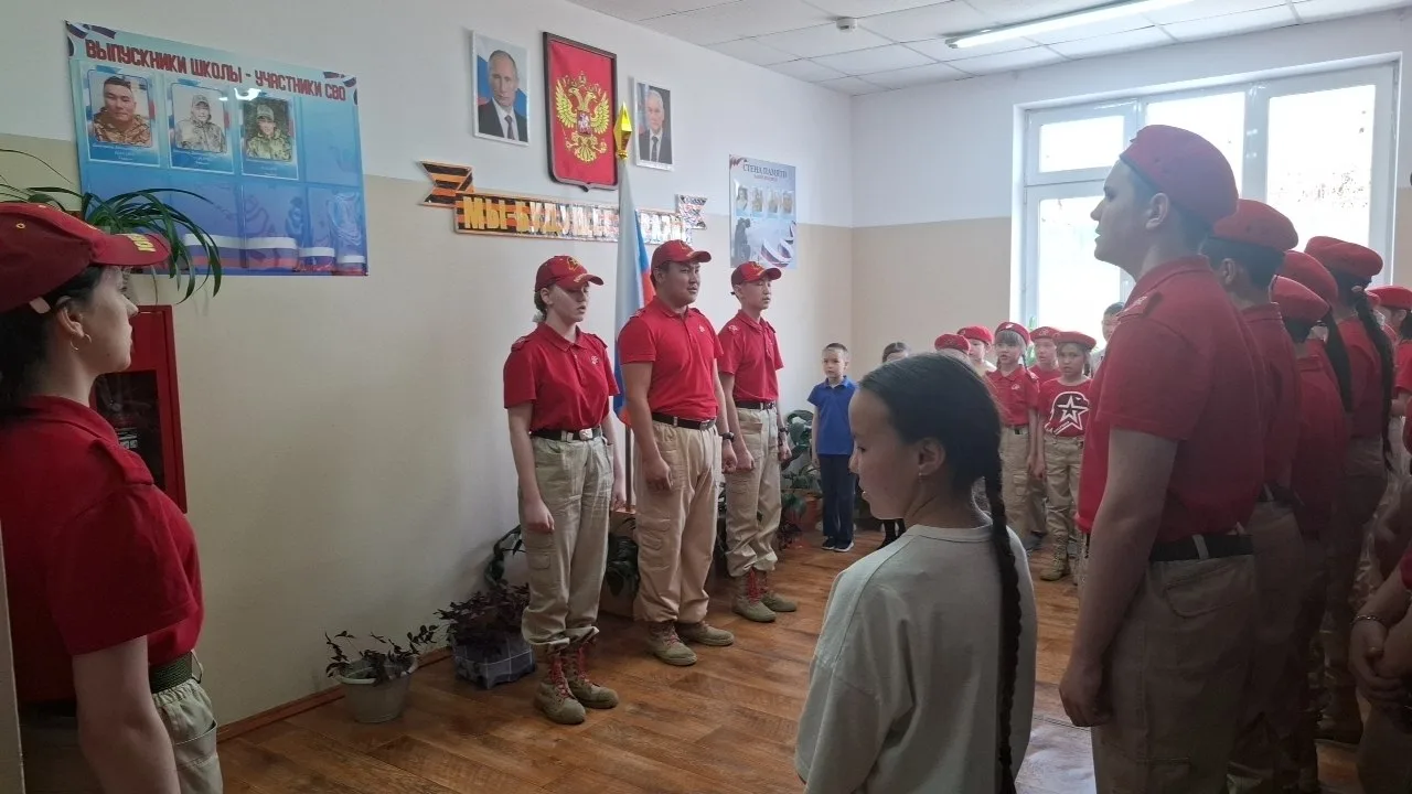 🇷🇺Учебная неделя в Ивановской школе закончилась выносом флага России под гимн РФ.