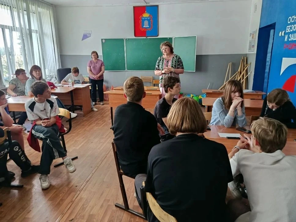 В объединении «Мастер» продолжается работа по благоустройству пришкольной территории. Ребята приводя