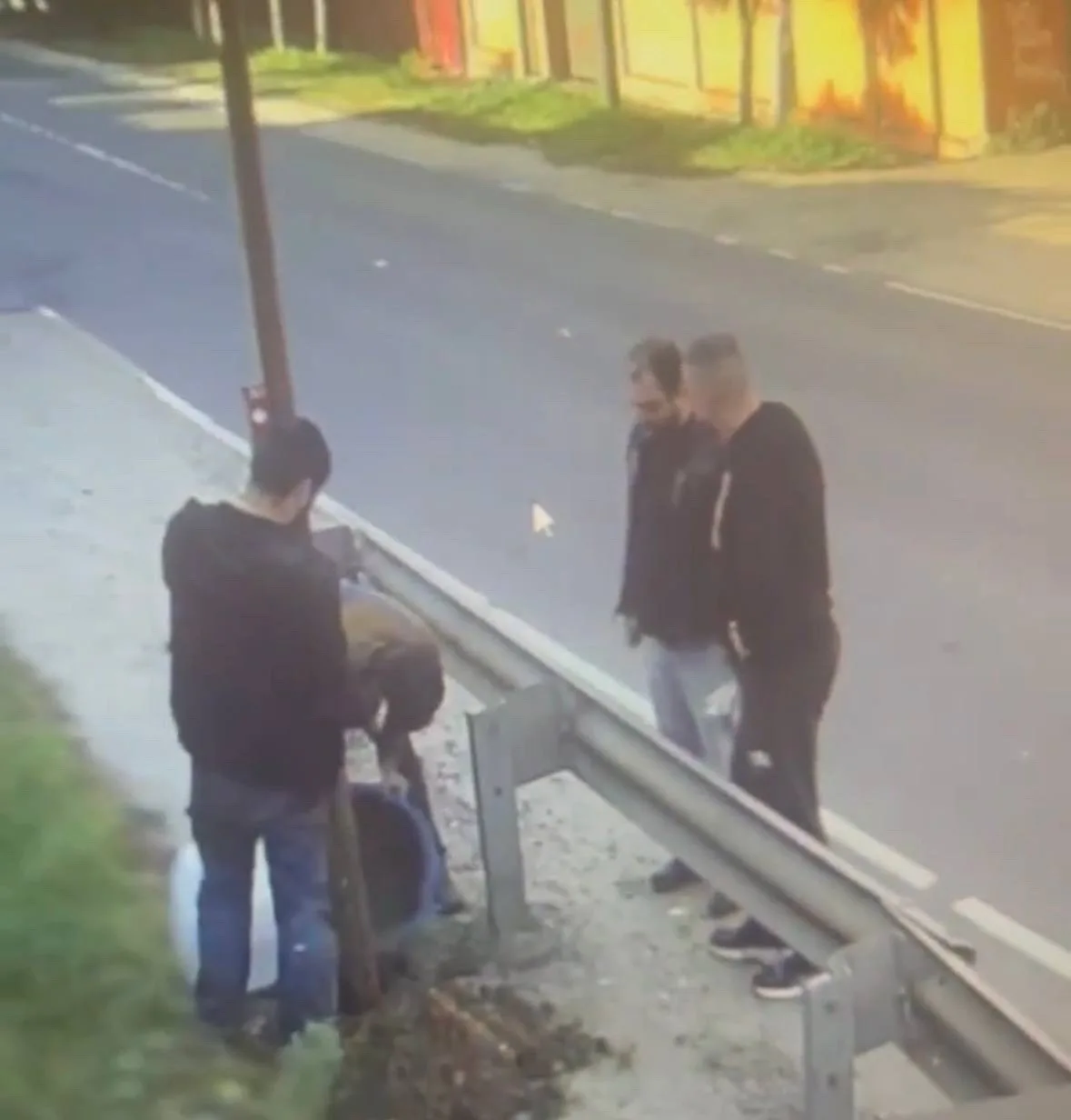 Зато где-то очень быстро устанавливаются знаки и ограждения!
