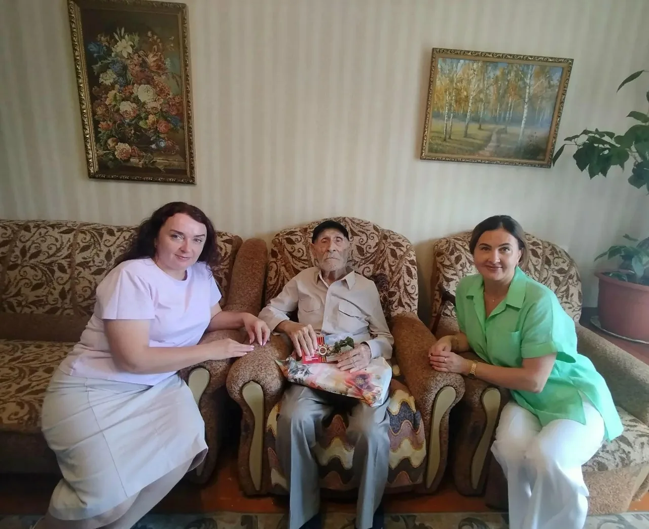 💐 В городе Мценске тепло поздравили ветеранов с 83‑й годовщиной освобождения Орловщины...