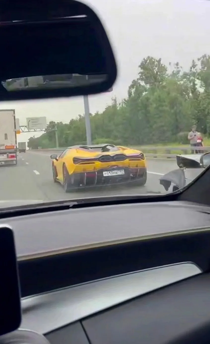 В Москве таксист на «Lada Priora» попал в ДТП с «Lamborghini Revuelto», стоимостью боле...